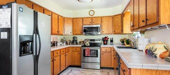 Upscale 1 STORY 3 Bd 2 Ba on BOURBON TRAIL Close to Town 4 Beds/3 XL Beds + Q/S