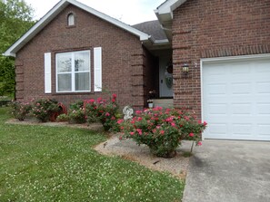 Exterior - Upscale 1 STORY 3 Bd 2 Ba on BOURBON TRAIL Close to Town 4 Beds/3 XL Beds + Q/S (Bardstown)