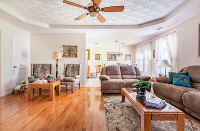 Upscale 1 STORY 3 Bd 2 Ba on BOURBON TRAIL Close to Town 4 Beds/3 XL Beds + Q/S