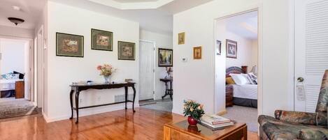 Smart-TV, DVD-Player, Bücher, Musikbibliothek