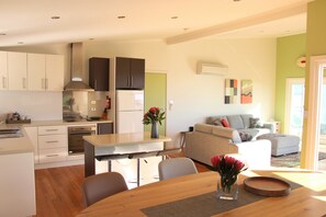 House, 3 Bedrooms | In-room dining