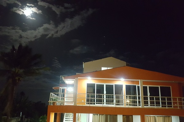 Fachada nocturna