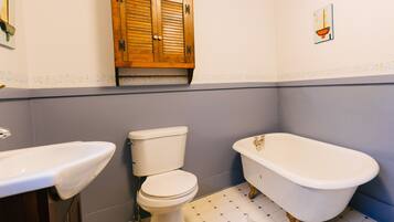 Chuveiro/banheira combinados, secador de cabelo, toalhas de banho