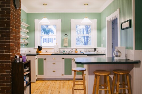 Harbor House: Sleeps 20, Fireplace, 2 TVs, 2 kitchens, walk to restaurants/bars