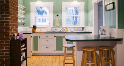 Harbor House: Sleeps 20, Fireplace, 2 TVs, 2 kitchens, walk to restaurants/bars