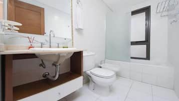 Căn hộ Superior | Phòng tắm | Buồng tắm vòi sen, máy sấy tóc, khăn tắm