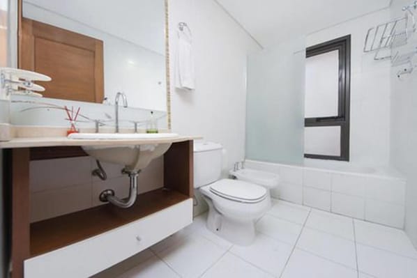 Superior Apartment | Bathroom | Shower, hair dryer, towels