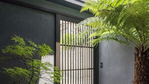 บ้านพักทราดิชันนัล (Private Vacation Home) | วิวสนามหญ้า