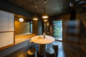 Traditional-Haus (Private Vacation Home) | Essbereich im Zimmer