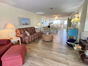 Télévision, lecteur de DVD, livres, chaîne hi-fi