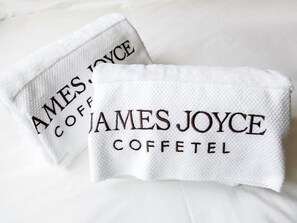 Dos toallas blancas con bordado que dice 'James Joyce Coffetels'.