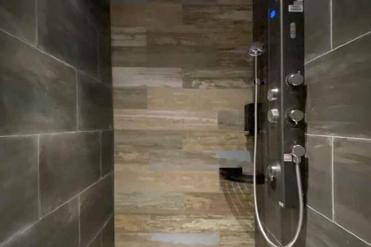 Bathroom | Free toiletries, hair dryer, slippers, towels