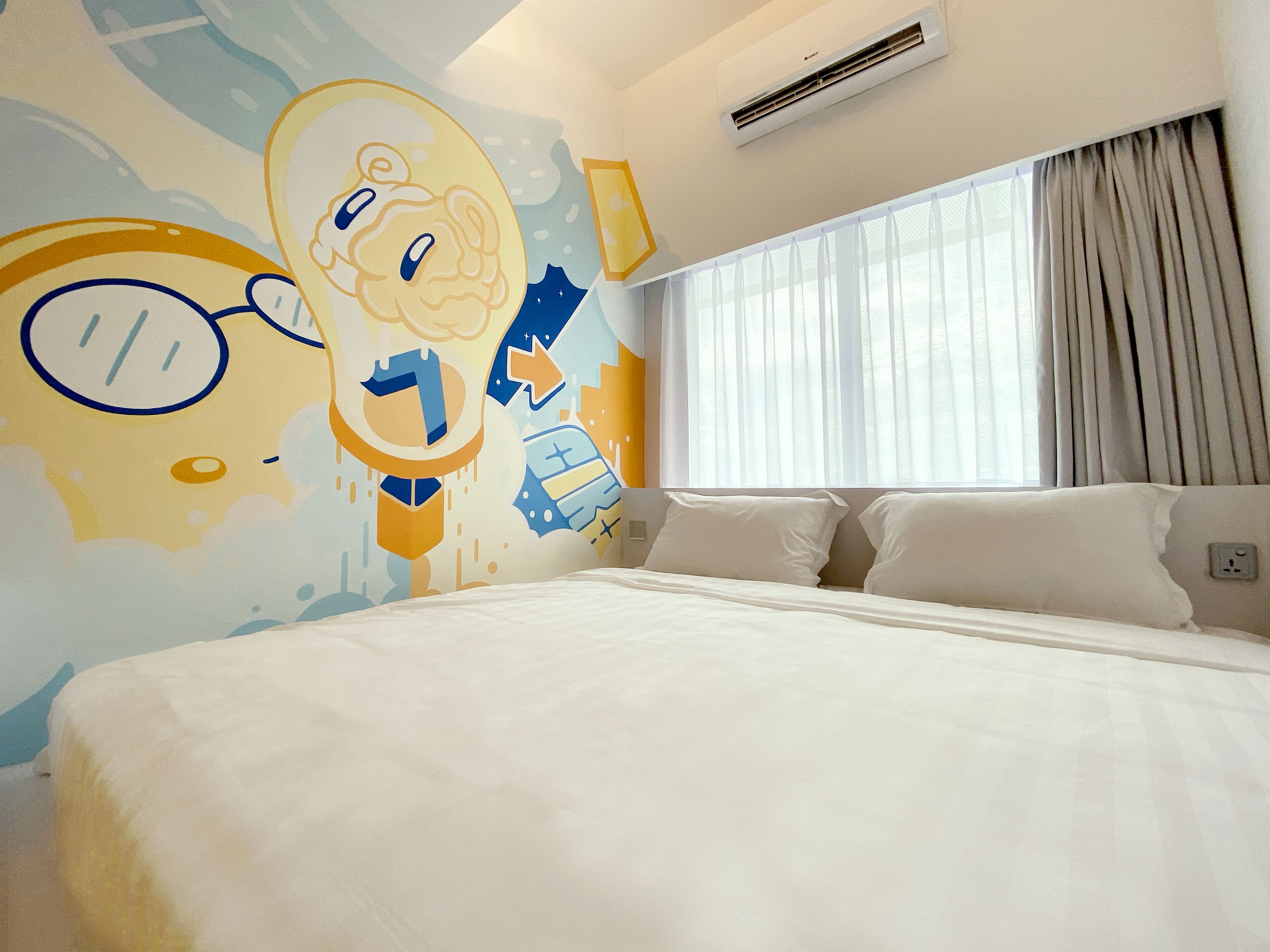 the artist room | individually decorated, individually furnished, desk, laptop workspace