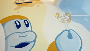 مكتب ومساحة عمل للكمبيوتر المحمول وستائر تعتيم وتجهيزات عازلة للصوت