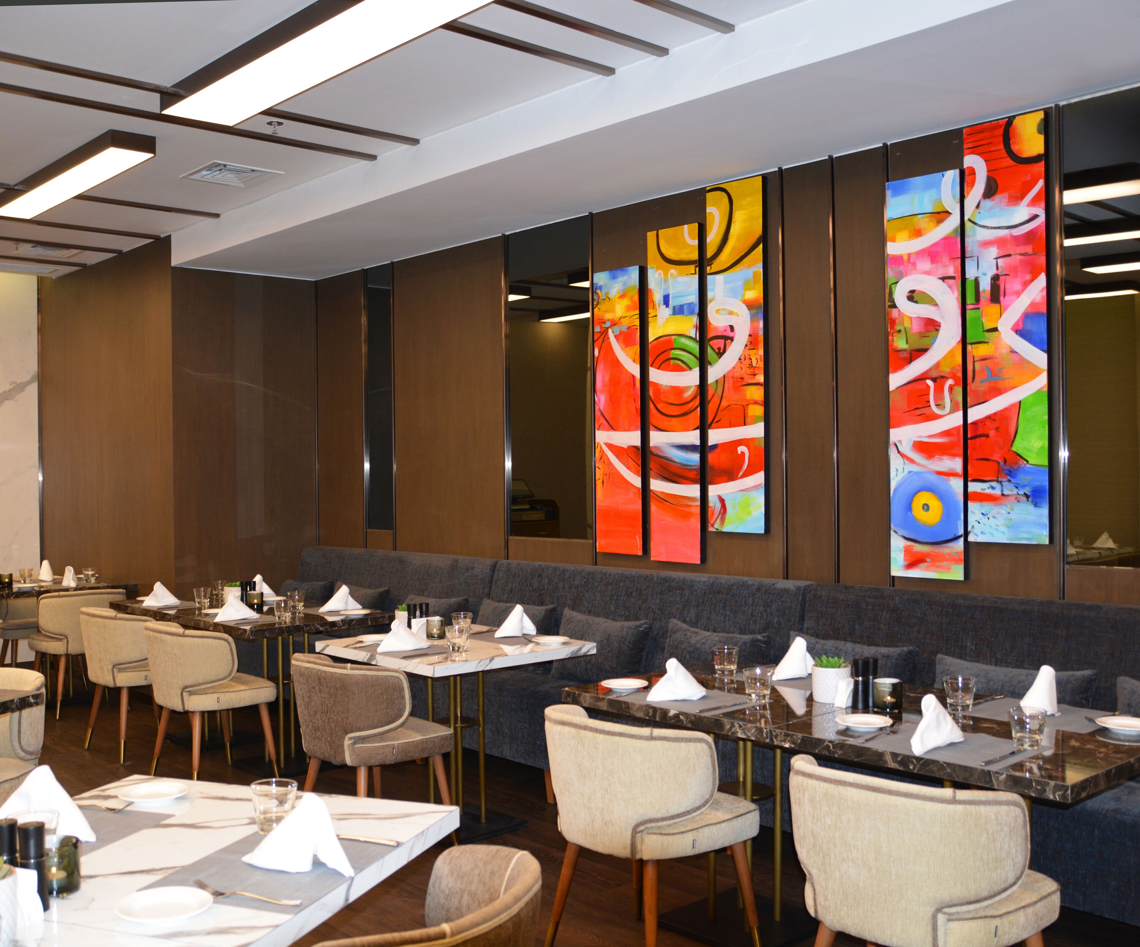 2 restaurants; breakfast, lunch and dinner served 