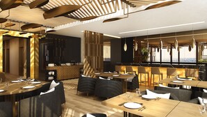 Un restaurante moderno con mesas de madera y sillas tapizadas en negro, una zona de bar y grandes ventanales con vistas.