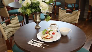 朝食 (オーダー形式)、毎日提供 (1 名様 1100 JPY)