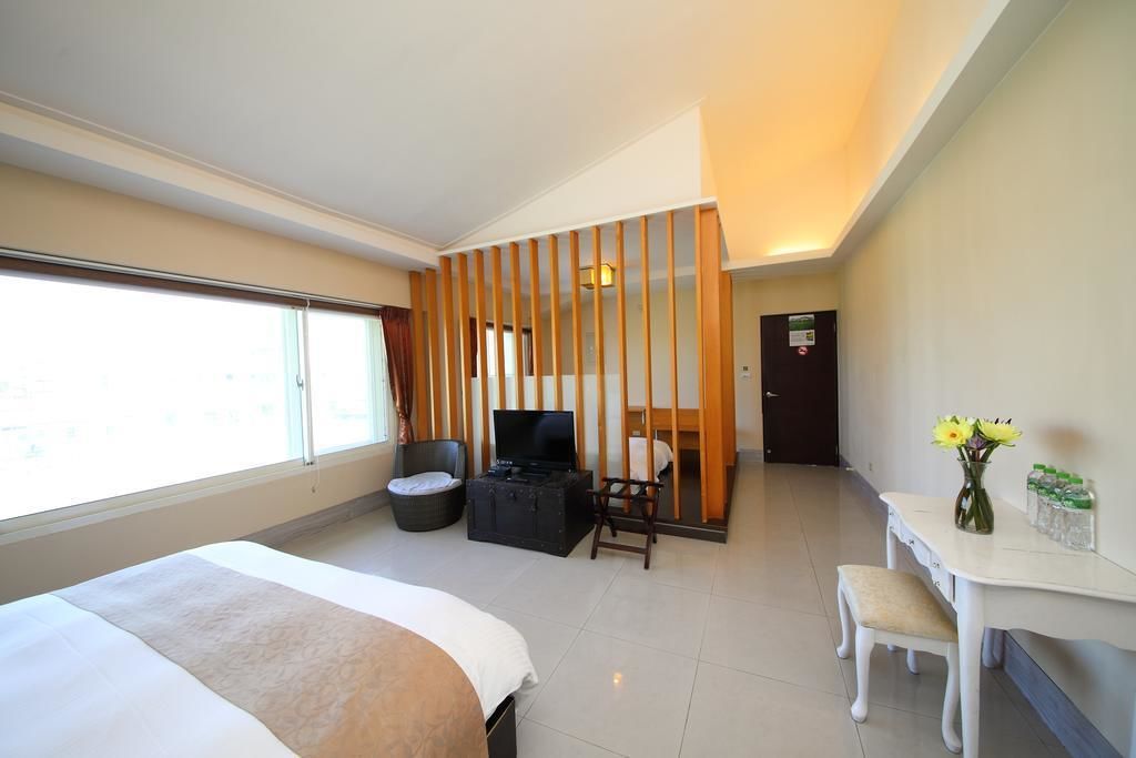 Kamar Quadruple Deluks | Meja kerja, tirai kedap cahaya, Wi-Fi gratis, dan seprai linen