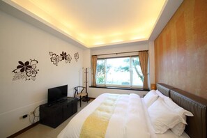 Double Room | Desk, blackout curtains, free WiFi, bed sheets - Yue Ya Guan Homestay (Luodong)