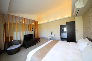 Desk, blackout curtains, free WiFi, bed sheets - Yue Ya Guan Homestay (Luodong)
