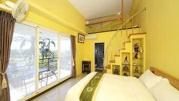 Family Room | Bathroom | Shower, free toiletries, hair dryer, slippers