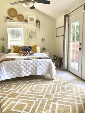 1 bedroom, desk, iron/ironing board, free WiFi - Sunny + Cozy Garden Studio in Trendy Culver City (Culver City)