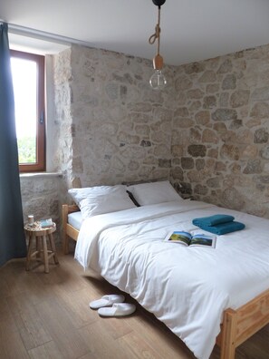 5 bedrooms, iron/ironing board, free WiFi, bed sheets