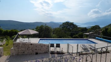 Utomhuspool och uppvärmd pool