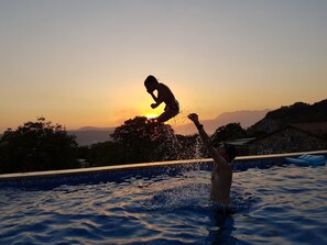 Piscina a l'aire lliure i piscina climatitzada 