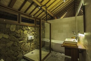 Villa | Bathroom | Deep soaking tub, free toiletries, hair dryer, bathrobes