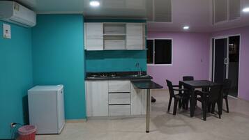 Refrigerador, microondas, parrilla de estufa y cafetera y tetera