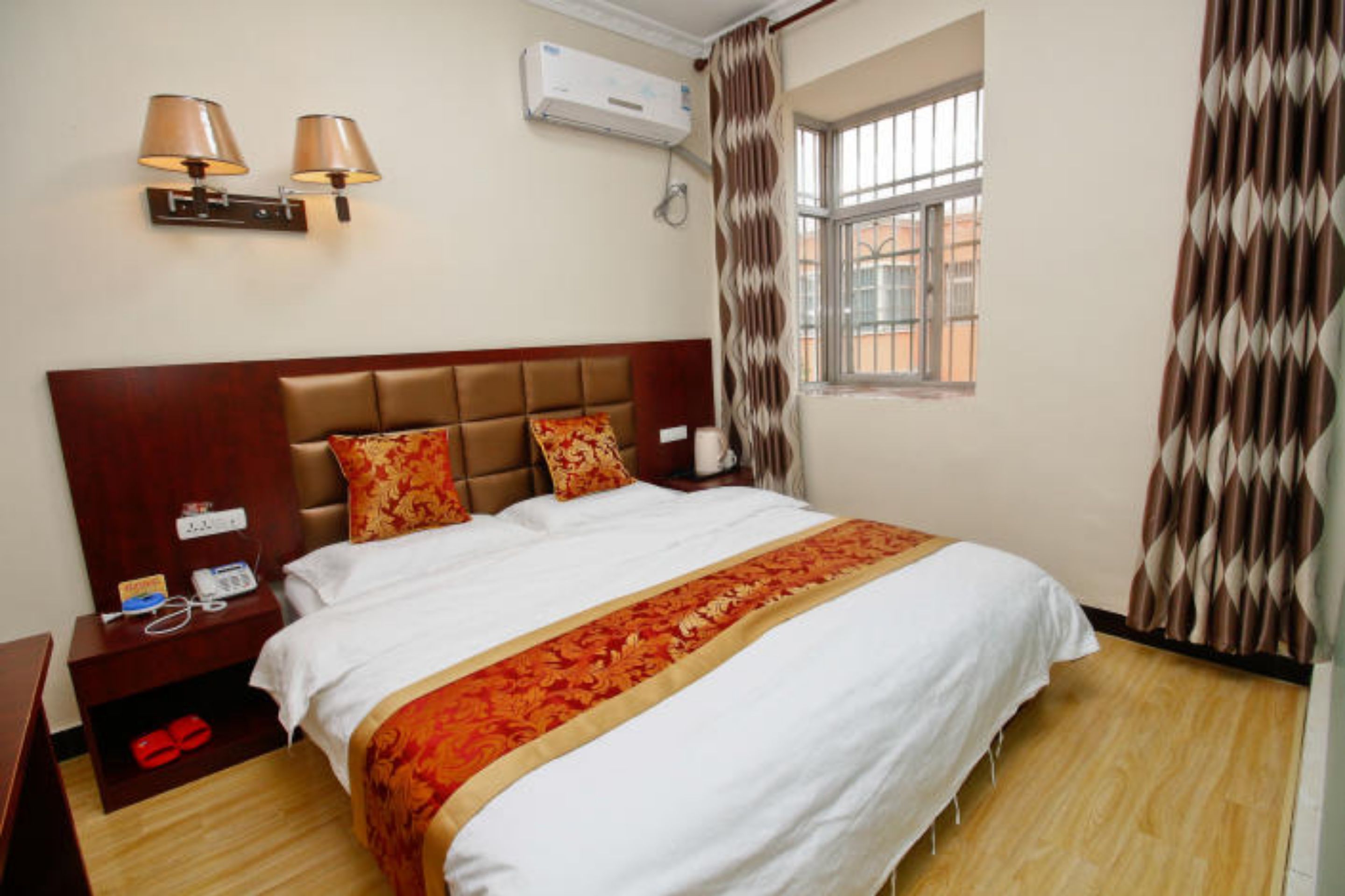 standard double room | desk, blackout curtains, free wifi