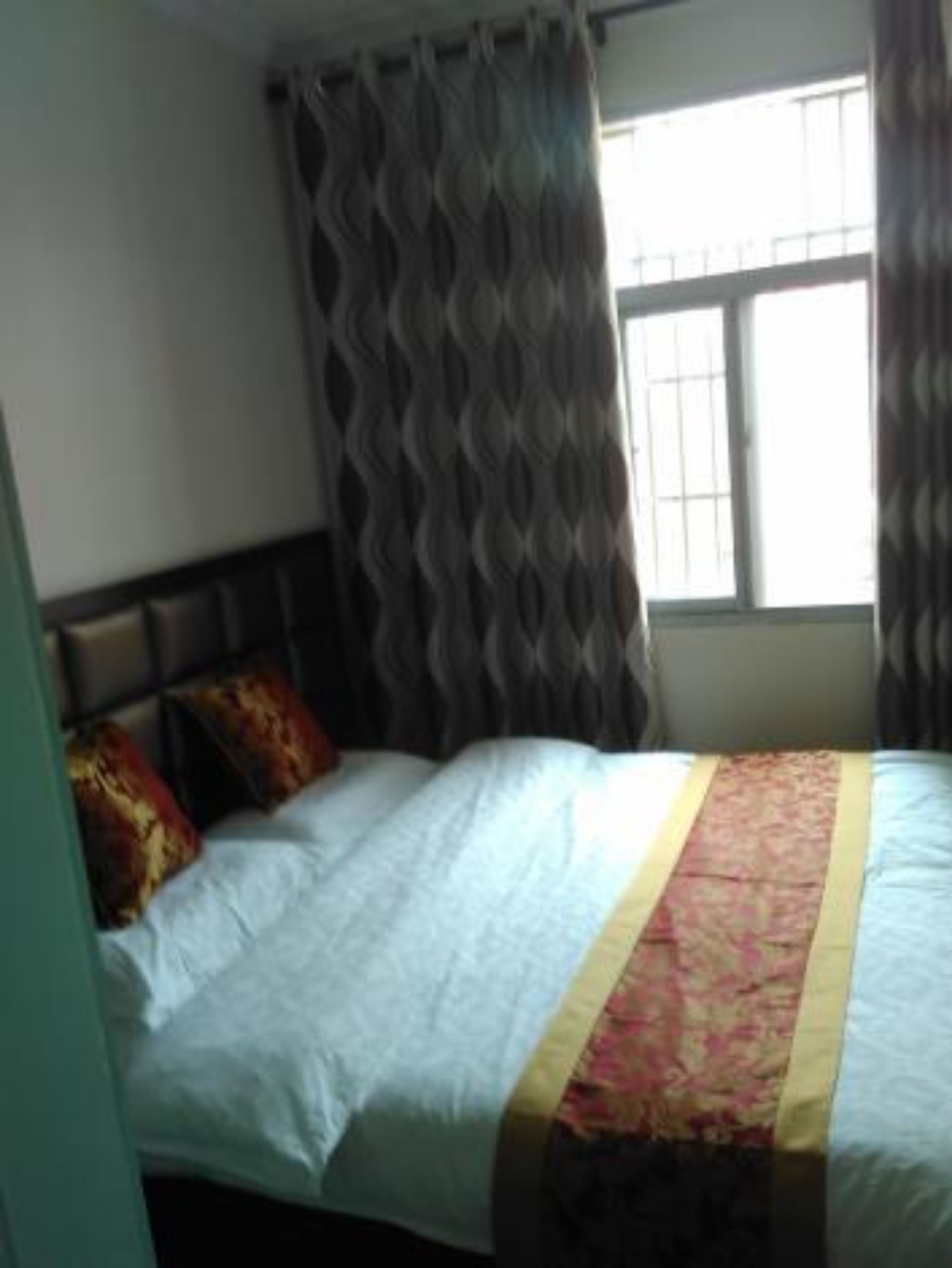 standard double room | desk, blackout curtains, free wifi