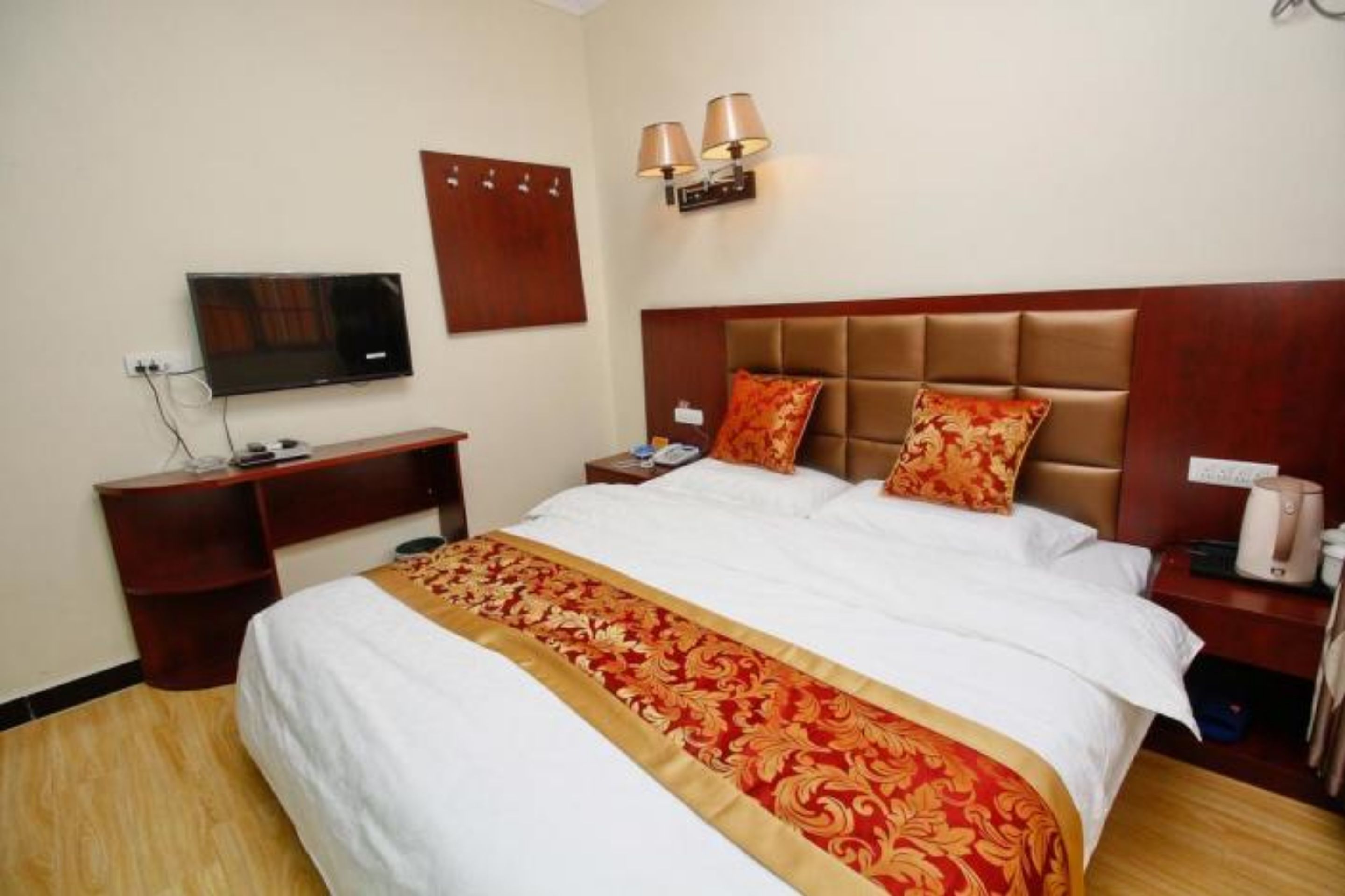 standard double room | desk, blackout curtains, free wifi