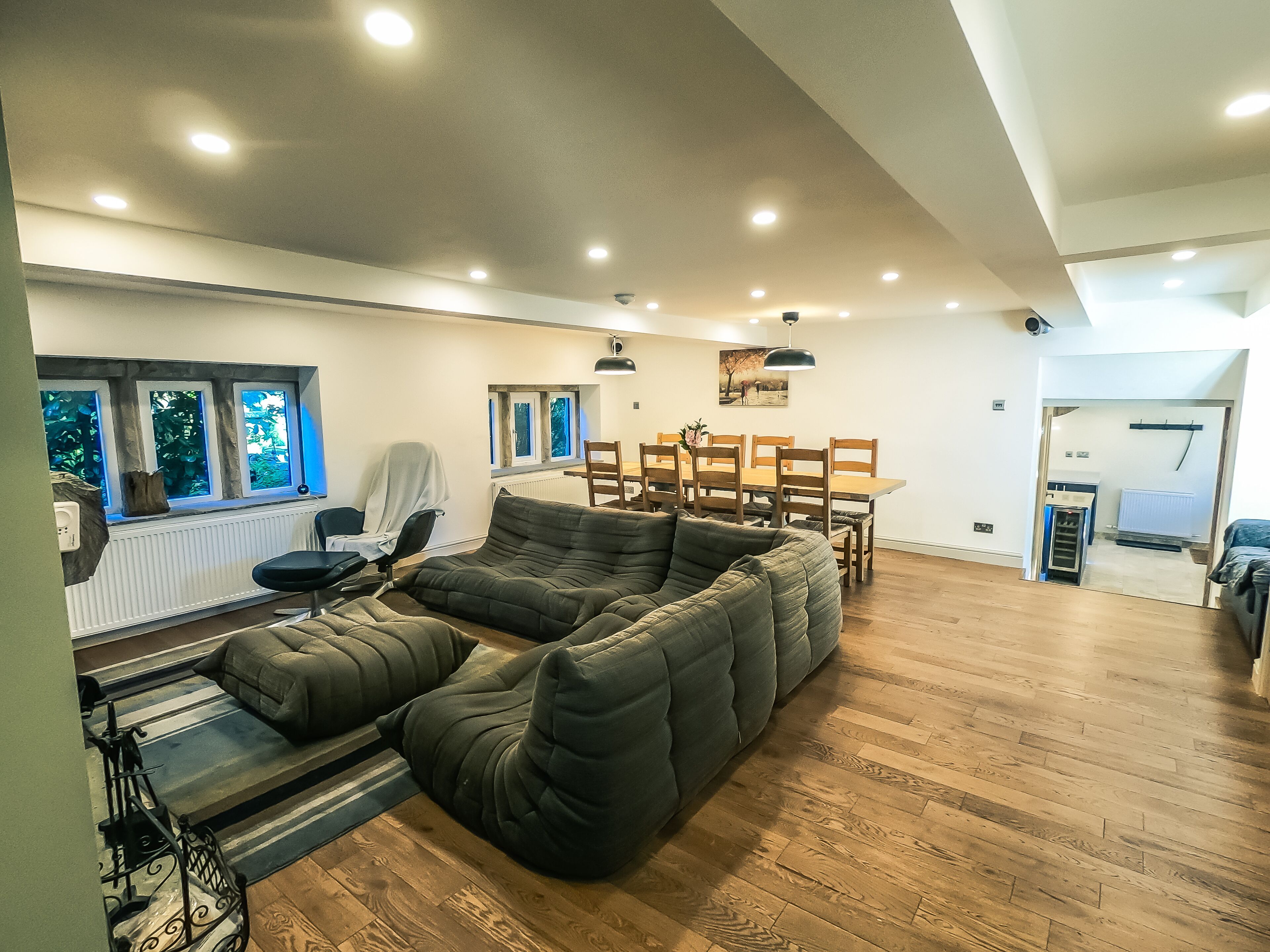 TV connectée, cheminée, chaîne hi-fi