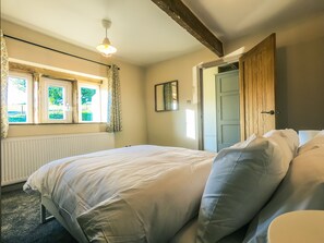 4 bedrooms, iron/ironing board, free WiFi, bed sheets - Luxury traditional stone farmhouse, stunning views (Delph)