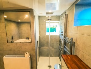 Combined shower/bathtub, jetted bath, towels, toilet paper - Luxury traditional stone farmhouse, stunning views (Delph)