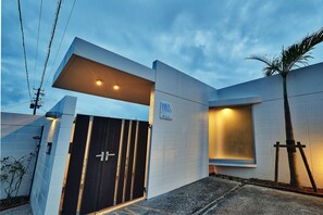 Vista frontal de la propiedad