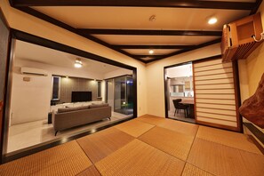 2 dormitorios, cunas (de pago), wifi gratis y ropa de cama