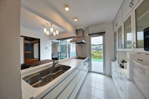 Full-size fridge, microwave, stovetop, rice cooker - SKY Villa Toyohara (Motobu)