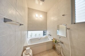 Tina y regadera independientes, secadora de cabello, pantuflas, bidet 