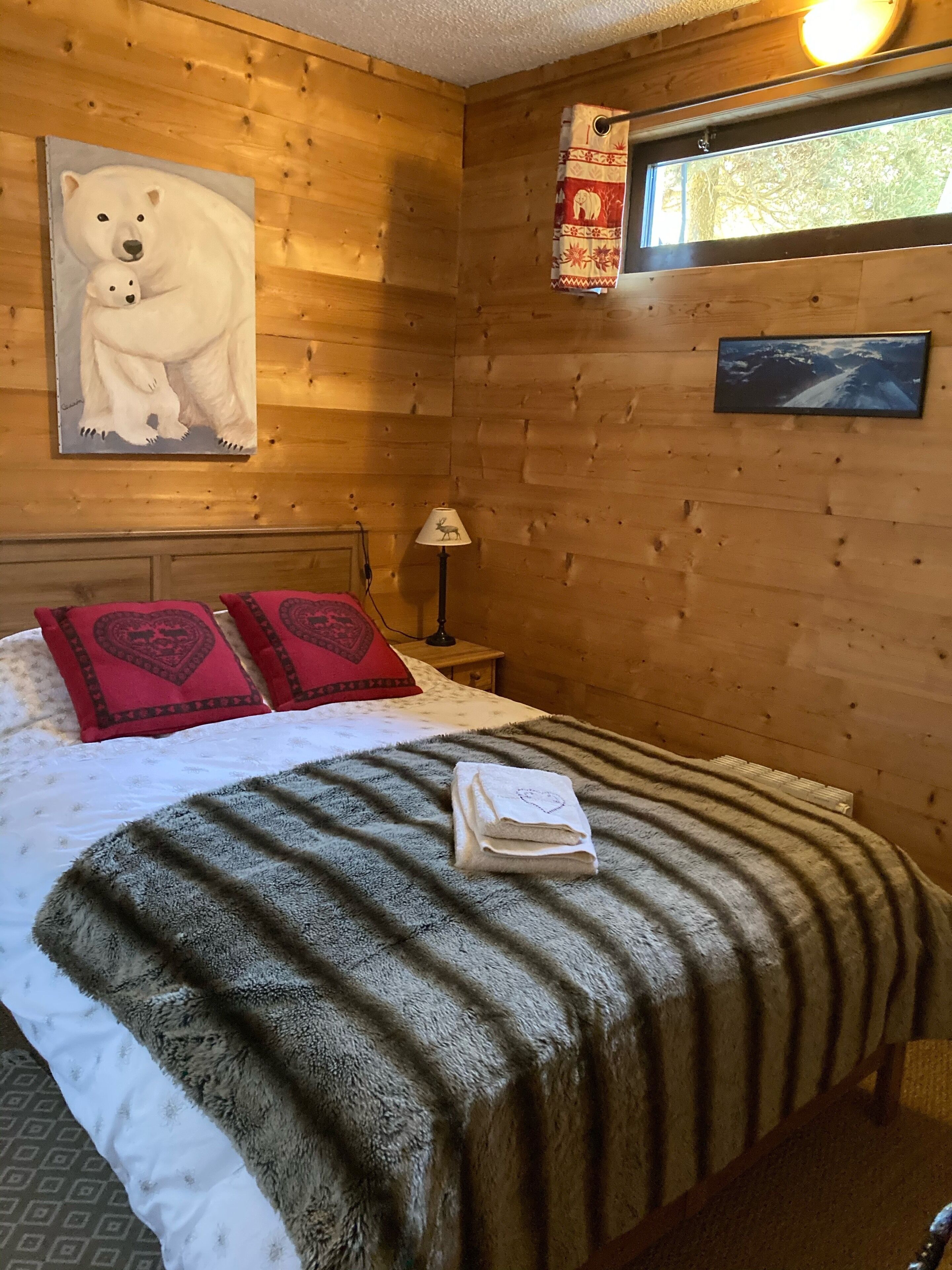 3 bedrooms, iron/ironing board, free WiFi, bed sheets