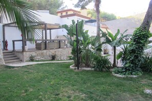 Property grounds - Quiet Apartment in Private Villa, Marbella (Marbella)