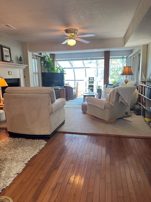 Älytelevisio, takka, kirjoja