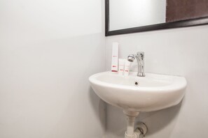 Familien-Suite | Badezimmer | Dusche, Regendusche