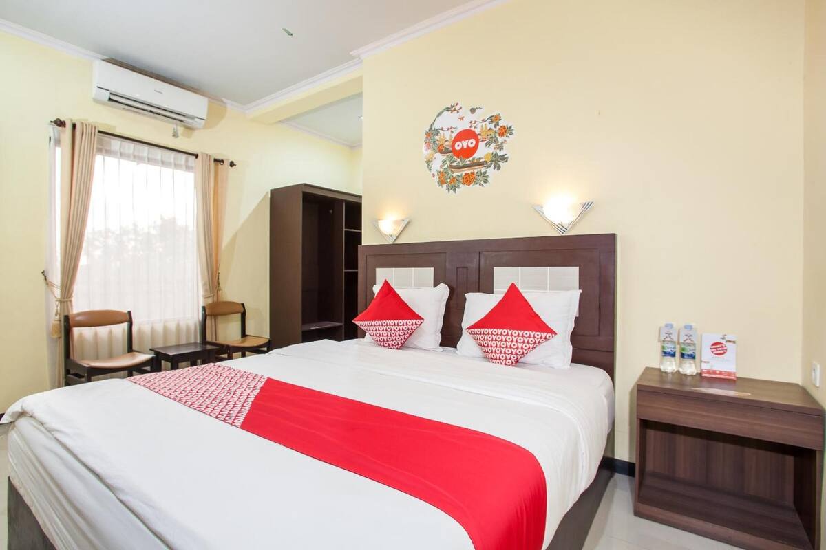 Desk, free WiFi, bed sheets