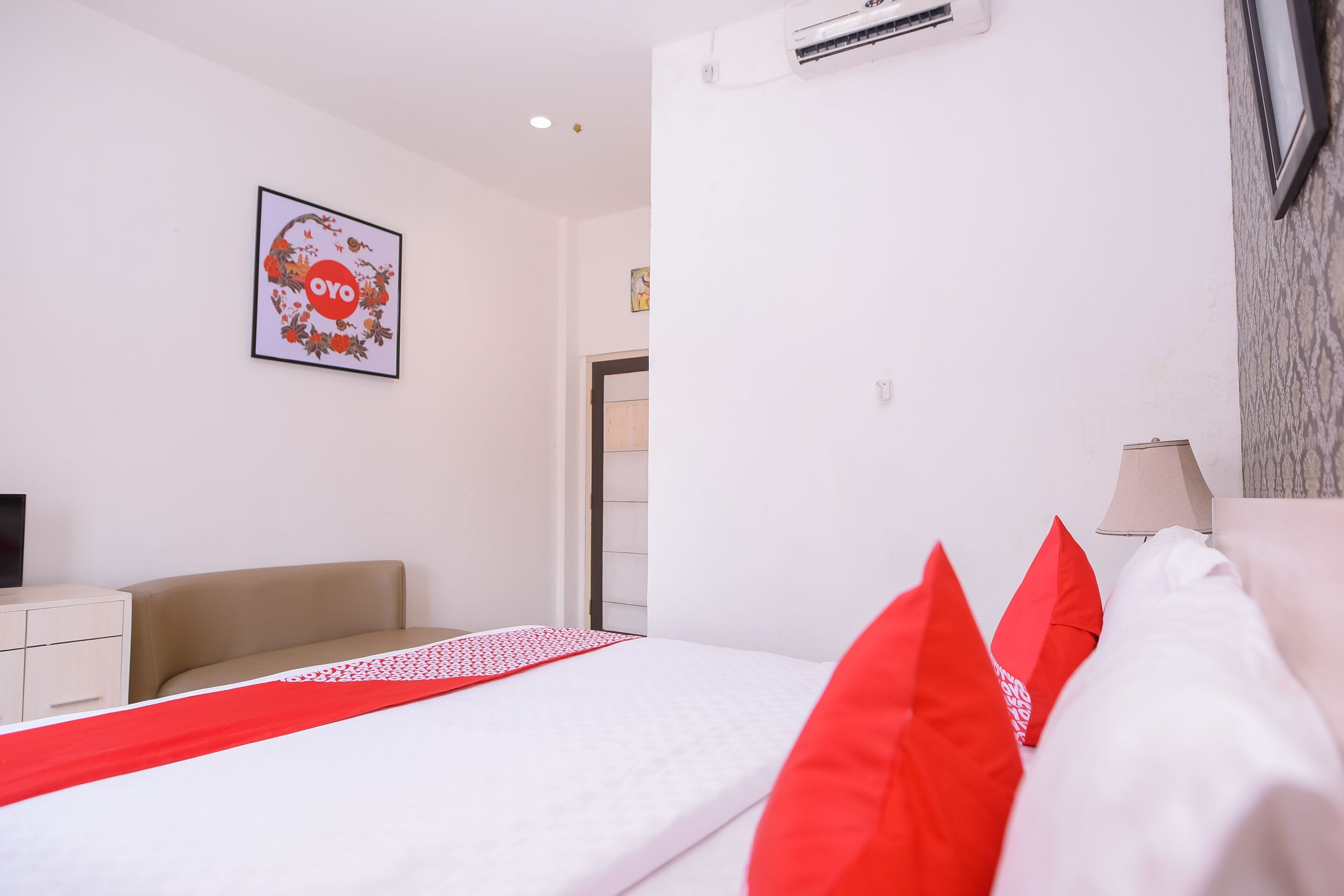 deluxe double room | free wifi, bed sheets