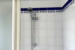 Ensemble baignoire-douche, bidet, serviettes fournies
