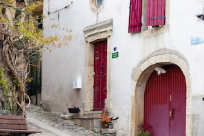 Vista frontal de la propiedad