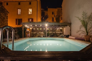 Alberca al aire libre y camastros